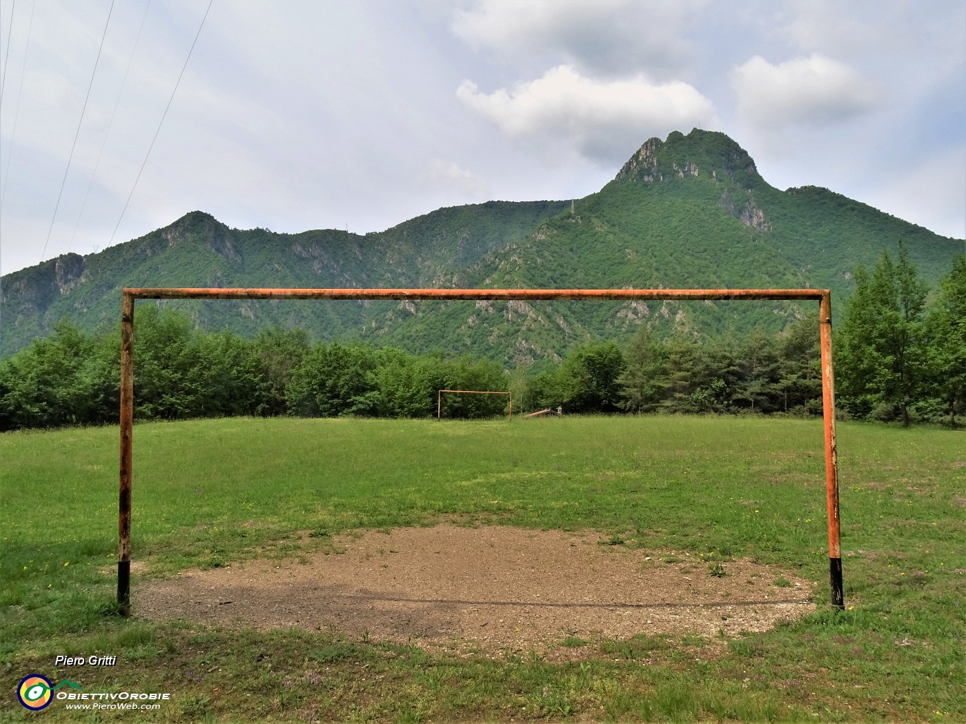 05 Pia (Piano) a 500 m. , singolare antica radura prativa piana e rotonda oggi con campo di calcio e bocce e vista sul Monte Zucco.JPG